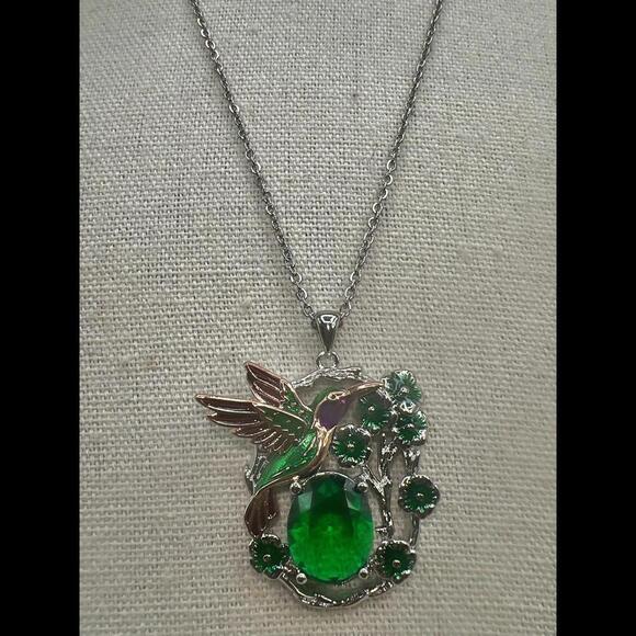 Stunning Hummingbird Pendant Necklace with Green Glass Gemstone - Picture 9 of 11